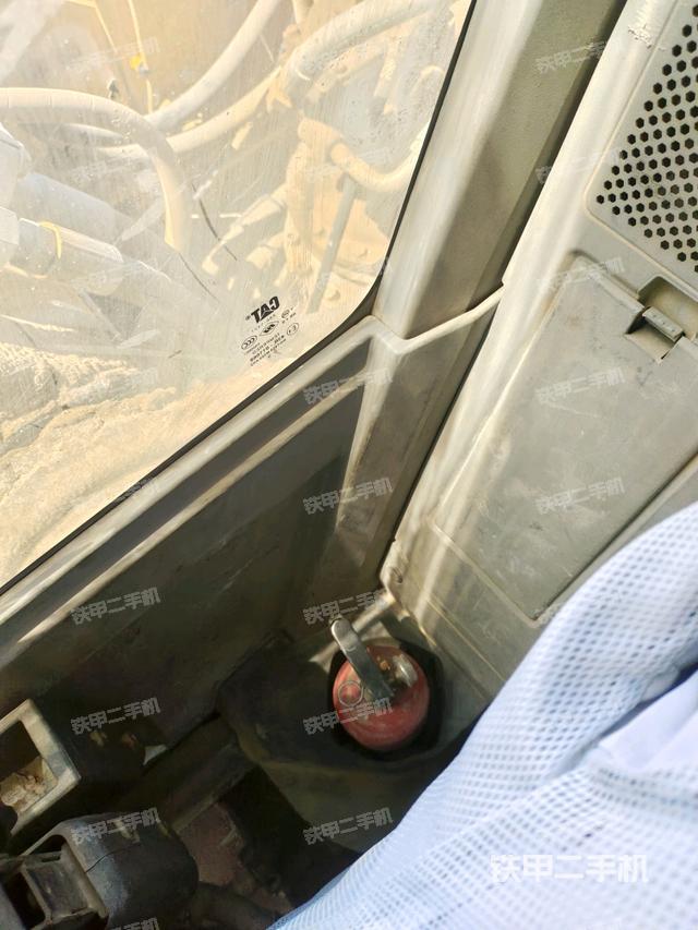 行走控制手柄和踏板?俯拍(駕駛室部分) 行走控制手柄和踏板?俯拍(駕駛室部分)