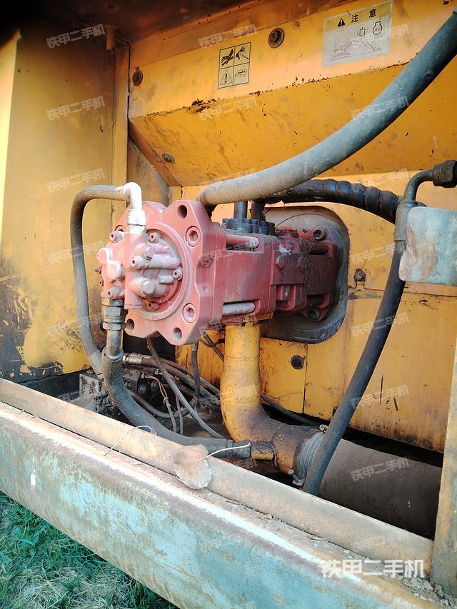 液压泵舱室正面整体（整机外观）