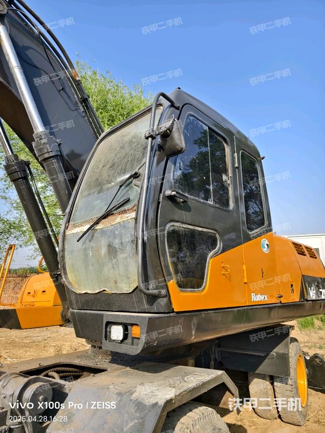 駕駛室整體(整機(jī)外觀) 駕駛室整體(整機(jī)外觀)