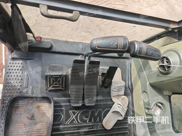 行走控制手柄和踏板?俯拍（駕駛室部分）