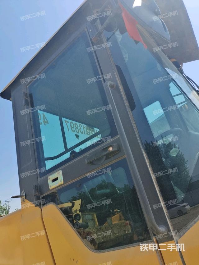 左側(cè)正面照（壓路機(jī)駕駛室）