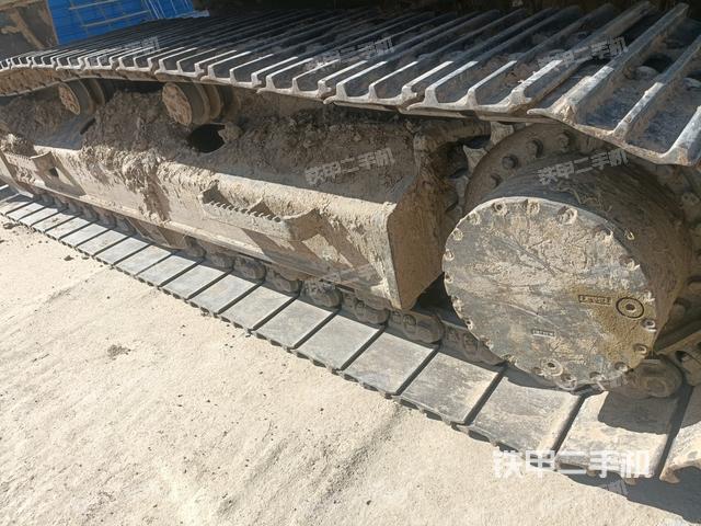 單側(cè)履帶整體(整機(jī)外觀) 單側(cè)履帶整體(整機(jī)外觀)
