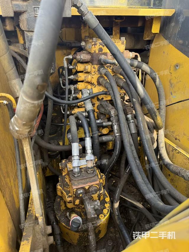 回轉(zhuǎn)馬達(dá)和主控閥（整機(jī)外觀）