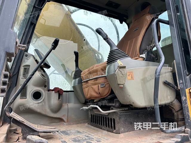 駕駛室整體(整機(jī)外觀) 駕駛室整體(整機(jī)外觀)
