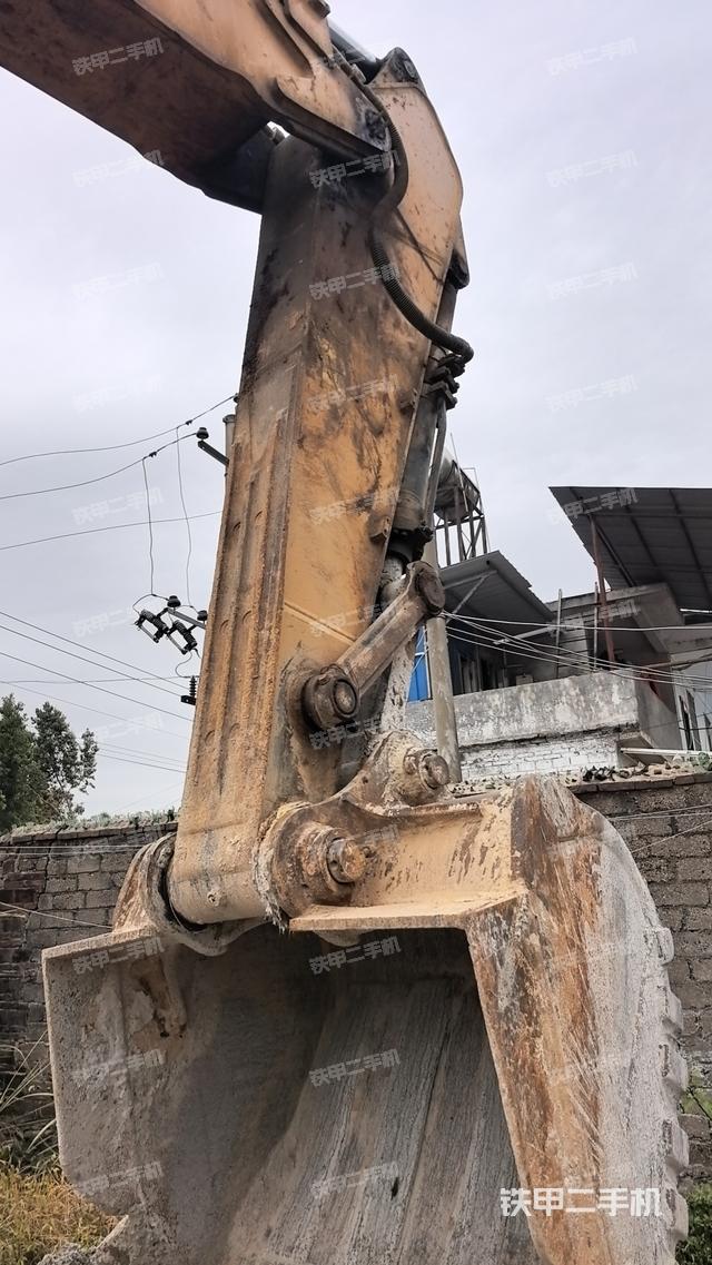 駕駛室頂部(整機(jī)外觀) 駕駛室頂部(整機(jī)外觀)