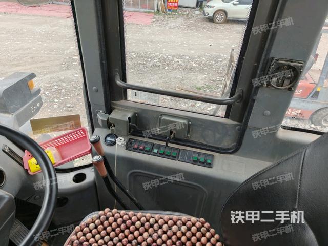 駕駛室正側(cè)(駕駛室部分) 駕駛室正側(cè)(駕駛室部分)