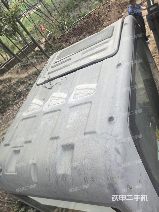 駕駛室頂部（整機外觀）