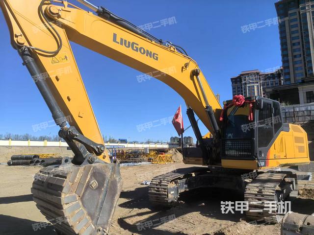 駕駛室整體(整機(jī)外觀) 駕駛室整體(整機(jī)外觀)
