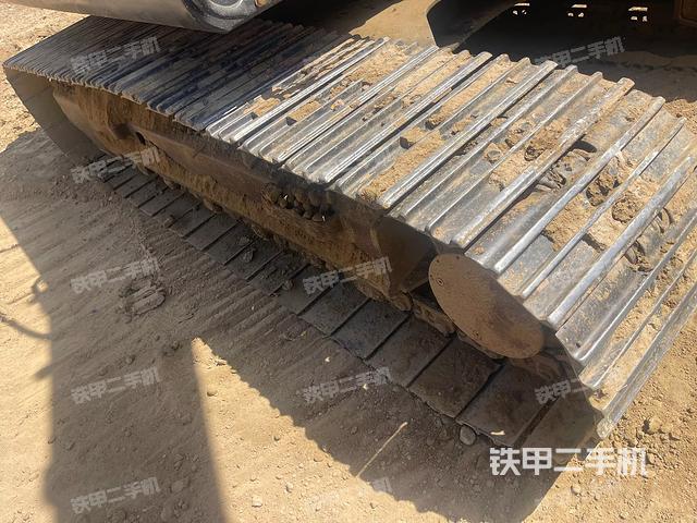 單側(cè)履帶整體(整機(jī)外觀) 單側(cè)履帶整體(整機(jī)外觀)