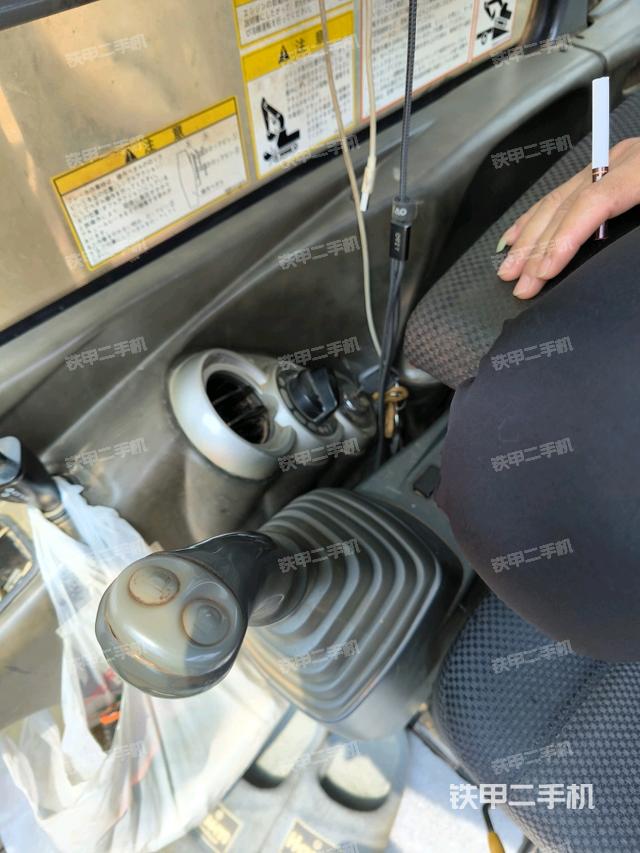 駕駛室整體(整機(jī)外觀) 駕駛室整體(整機(jī)外觀)