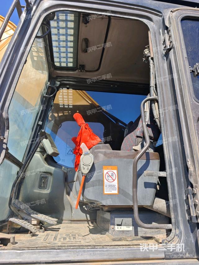 駕駛室整體(整機(jī)外觀) 駕駛室整體(整機(jī)外觀)