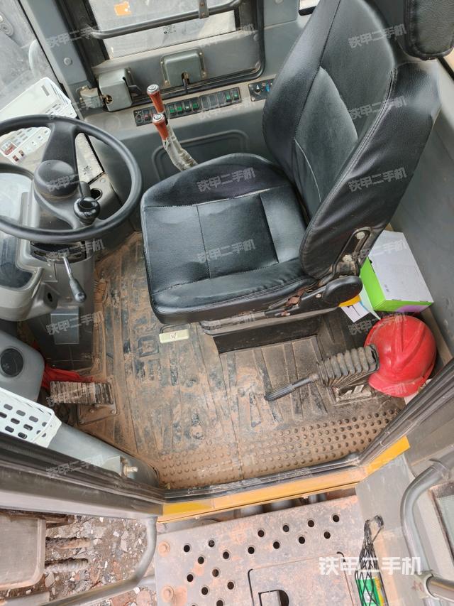 駕駛室正側(cè)(駕駛室部分) 駕駛室正側(cè)(駕駛室部分)