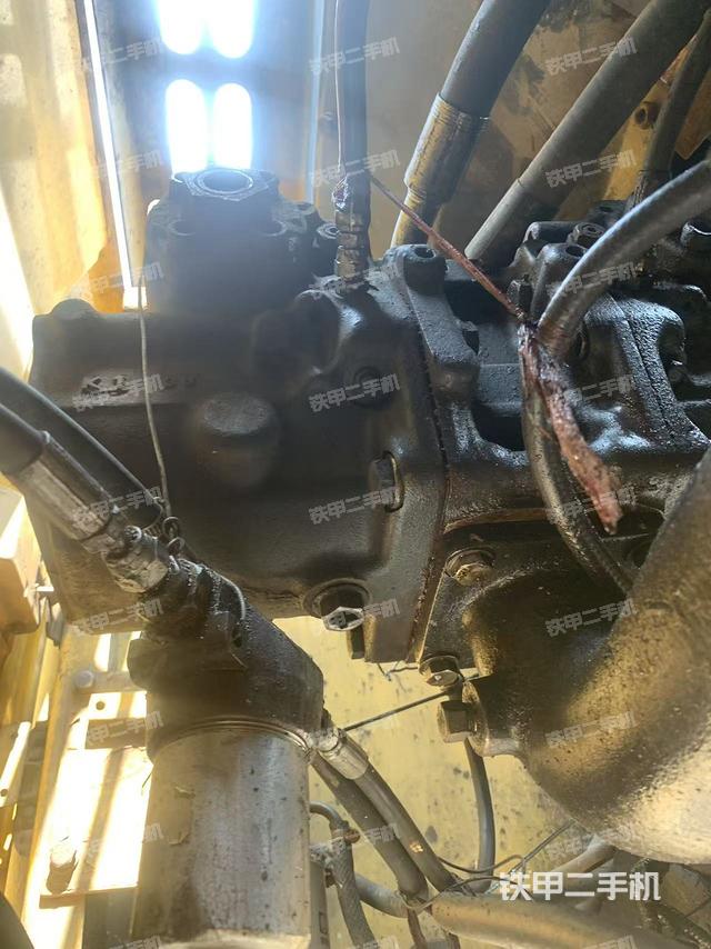 液壓泵艙室正面整體（整機外觀）