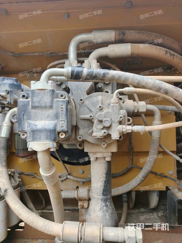 液壓泵艙室正面整體(整機(jī)外觀) 液壓泵艙室正面整體(整機(jī)外觀)