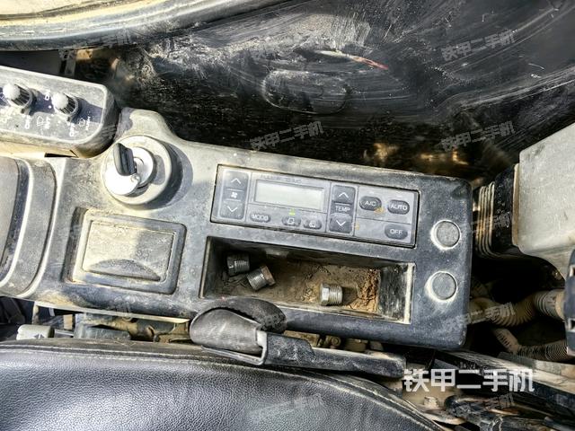 座椅右側(cè)控制臺(tái)/鑰匙門(mén)/油門(mén)/含右手柄(駕駛室部分) 座椅右側(cè)控制臺(tái)/鑰匙門(mén)/油門(mén)/含右手柄(駕駛室部分)