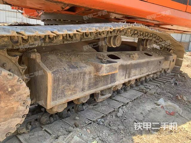 單側(cè)履帶整體(整機(jī)外觀) 單側(cè)履帶整體(整機(jī)外觀)