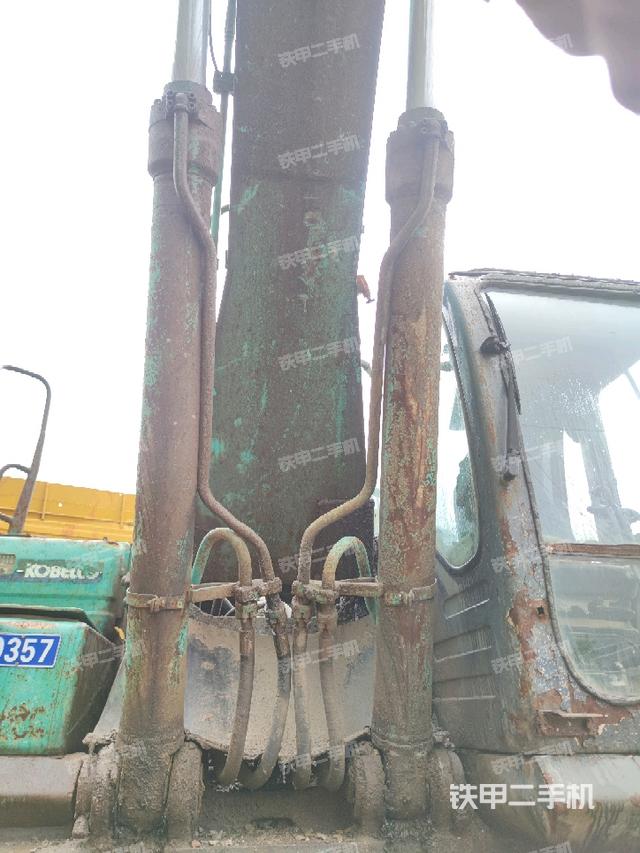 大臂油缸整體?豎拍（工作和回轉(zhuǎn)裝置）