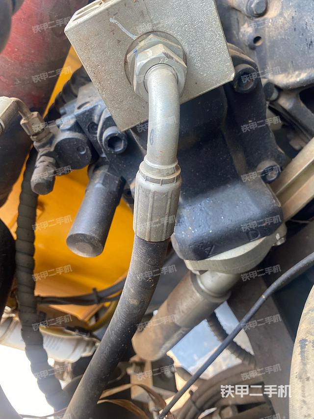 液壓泵艙室正面整體(整機外觀) 液壓泵艙室正面整體(整機外觀)