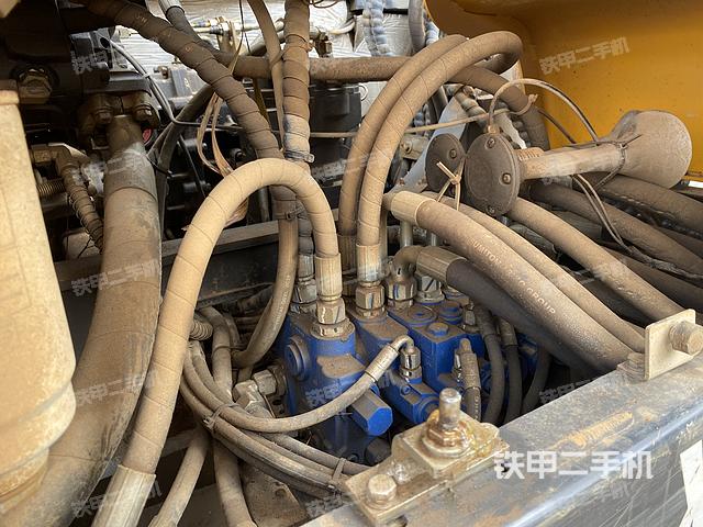 回轉馬達和主控閥(整機外觀) 回轉馬達和主控閥(整機外觀)