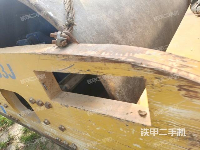 鉸接正左側(cè)（壓路機(jī)前后車(chē)架）