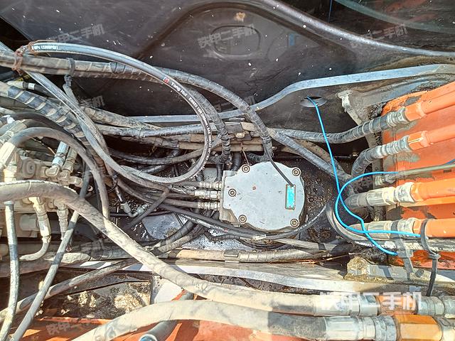 回转马达和主控阀（整机外观）