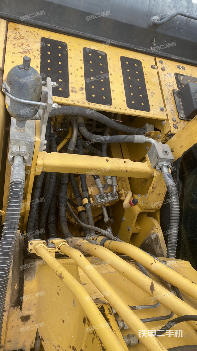 回转马达和主控阀（整机外观）