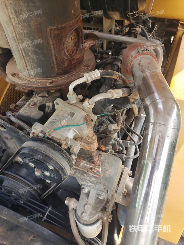 發(fā)動(dòng)機(jī)右側(cè)全景（壓路機(jī)發(fā)動(dòng)機(jī)艙）