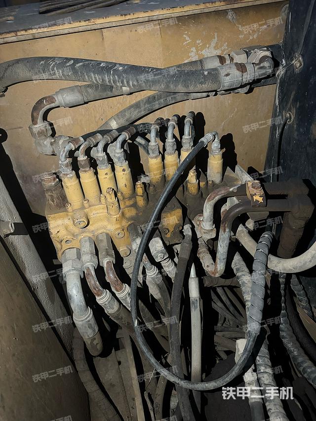 回轉馬達和主控閥（整機外觀）