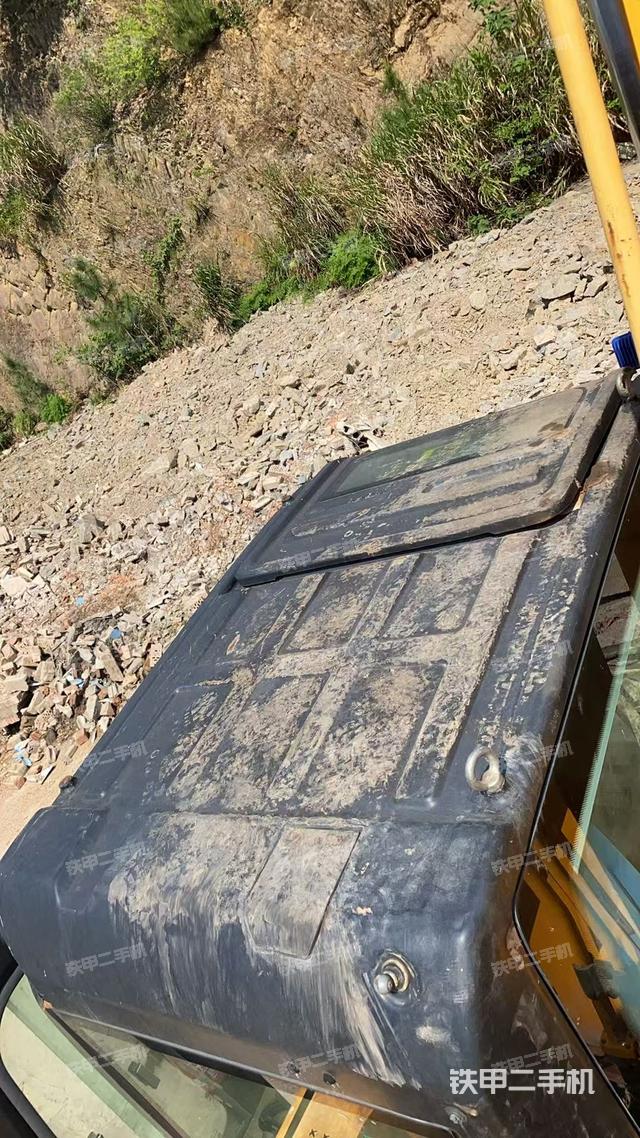 駕駛室頂部(整機(jī)外觀) 駕駛室頂部(整機(jī)外觀)