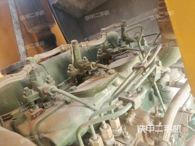 發(fā)動機(jī)左側(cè)全景（壓路機(jī)發(fā)動機(jī)艙）