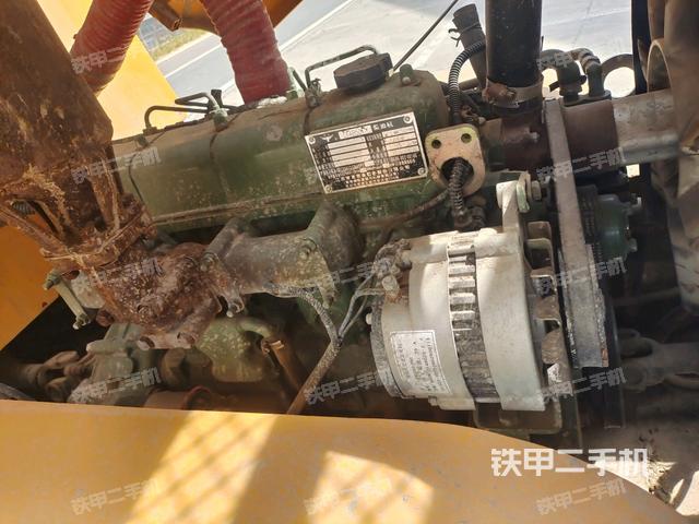 發(fā)動機(jī)左側(cè)全景（壓路機(jī)發(fā)動機(jī)艙）