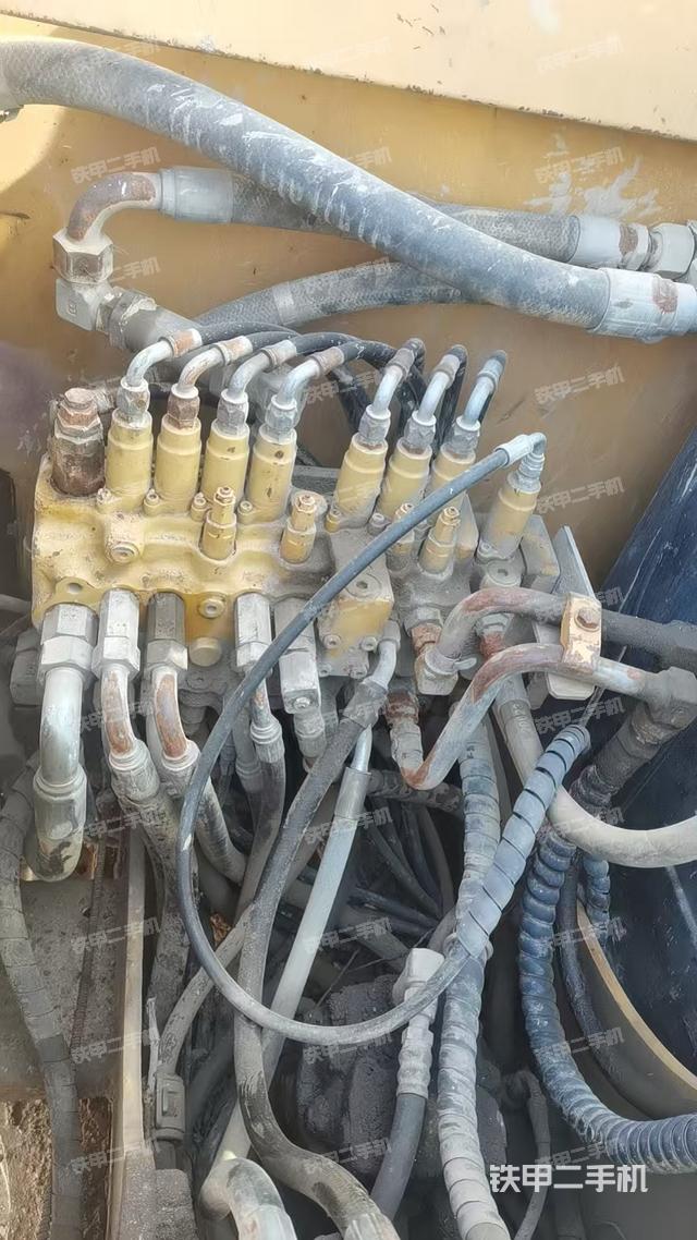 駕駛室頂部（整機外觀）