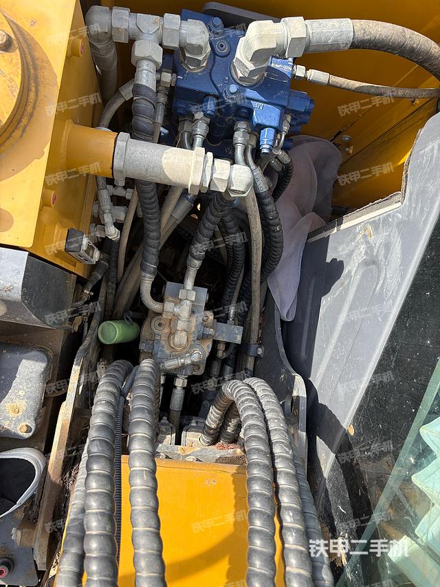 液压泵舱室正面整体（整机外观）