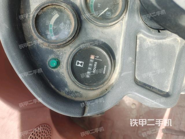 操作臺全景（壓路機(jī)駕駛室）