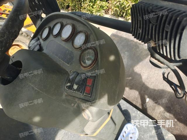 操作臺全景（壓路機駕駛室）