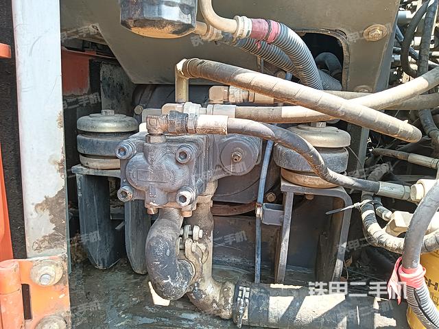 液压泵舱室正面整体（整机外观）