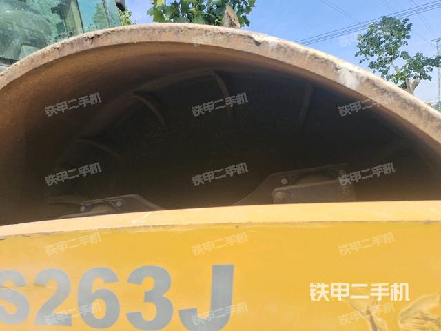 后輪左側(cè)全景（壓路機(jī)前后車(chē)架）