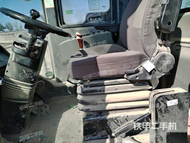 駕駛室內(nèi)部(駕駛室部分) 駕駛室內(nèi)部(駕駛室部分)