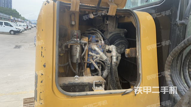 液壓泵艙室正面整體（整機外觀）