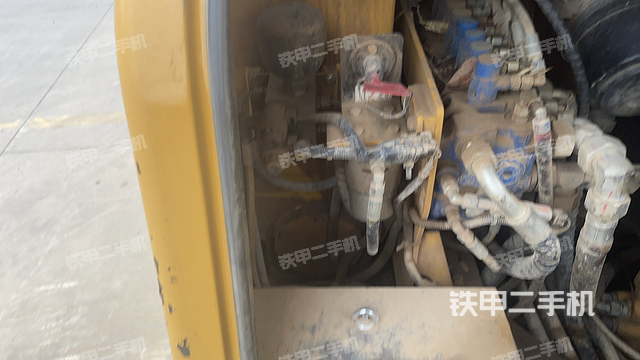 回轉馬達和主控閥（整機外觀）