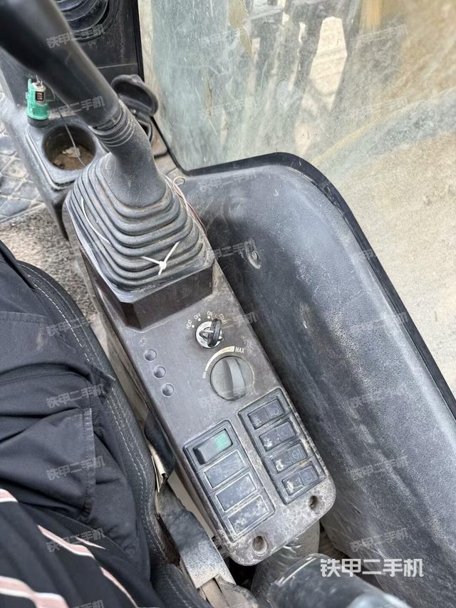 座椅右側(cè)控制臺/鑰匙門/油門/含右手柄（駕駛室部分）