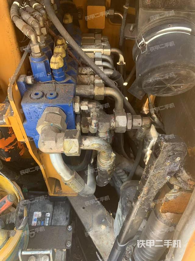 回轉(zhuǎn)馬達(dá)和主控閥（整機(jī)外觀）