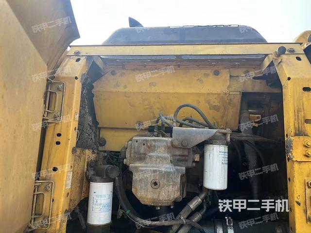 液壓泵艙室正面整體(整機(jī)外觀) 液壓泵艙室正面整體(整機(jī)外觀)