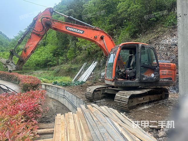 駕駛室整體(整機(jī)外觀(guān)) 駕駛室整體(整機(jī)外觀(guān))