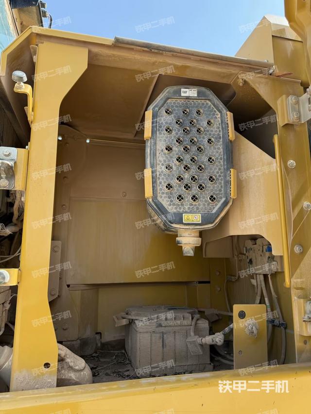 散熱器正面(大件艙室) 散熱器正面(大件艙室)