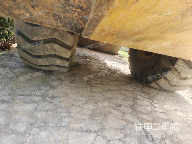 前輪左側(cè)減震塊連接及部件（壓路機(jī)前后車(chē)架）