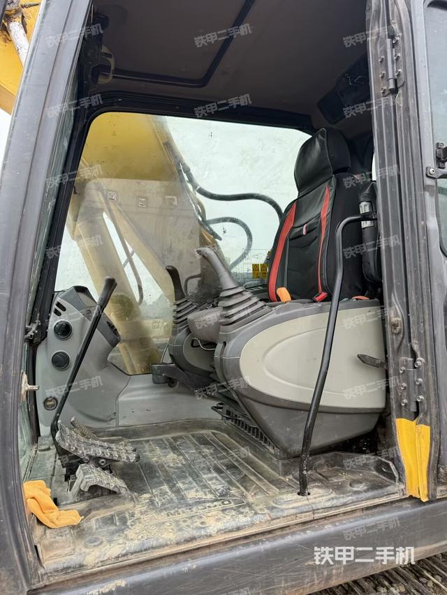 行走控制手柄和踏板?俯拍(駕駛室部分) 行走控制手柄和踏板?俯拍(駕駛室部分)
