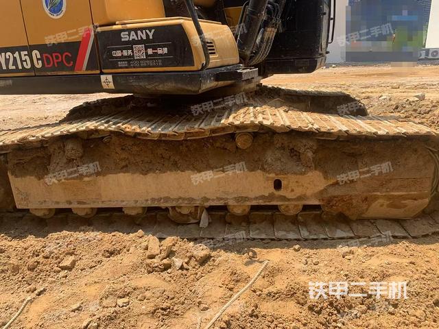 單側(cè)履帶整體(整機(jī)外觀) 單側(cè)履帶整體(整機(jī)外觀)