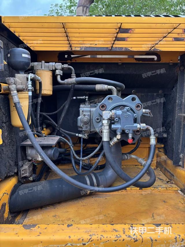 液壓泵艙室正面整體(整機(jī)外觀) 液壓泵艙室正面整體(整機(jī)外觀)