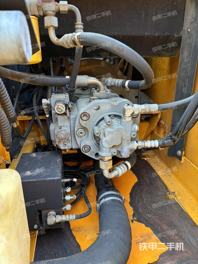 液壓泵艙室正面整體(整機(jī)外觀) 液壓泵艙室正面整體(整機(jī)外觀)